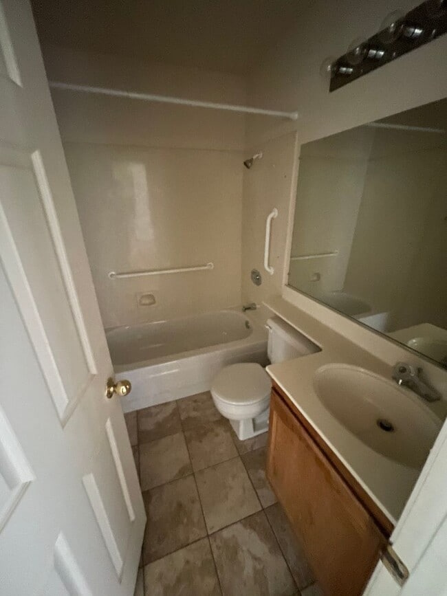 Building Photo - 604 Hovey Way