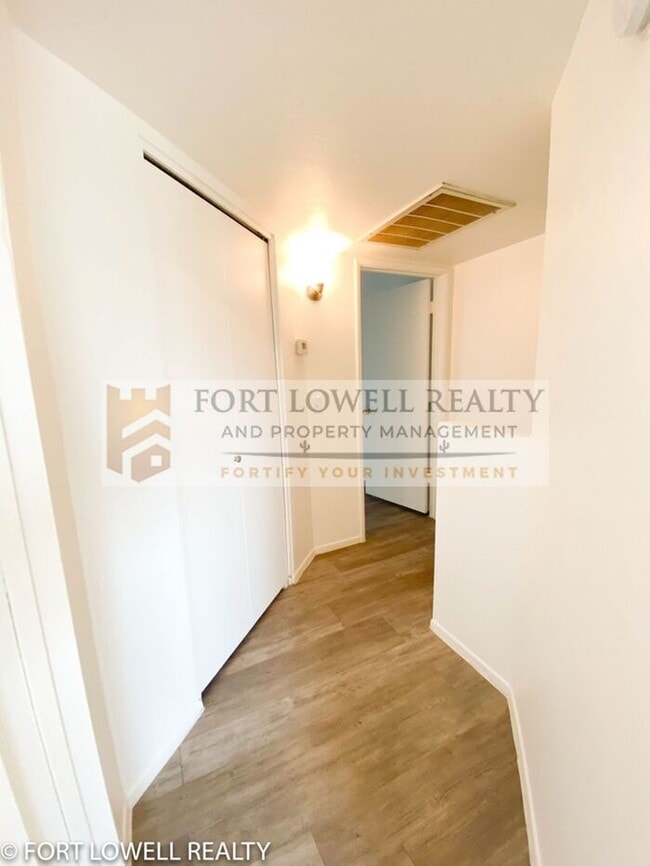 Building Photo - 2 Bed 2.5 Bath Townhome
