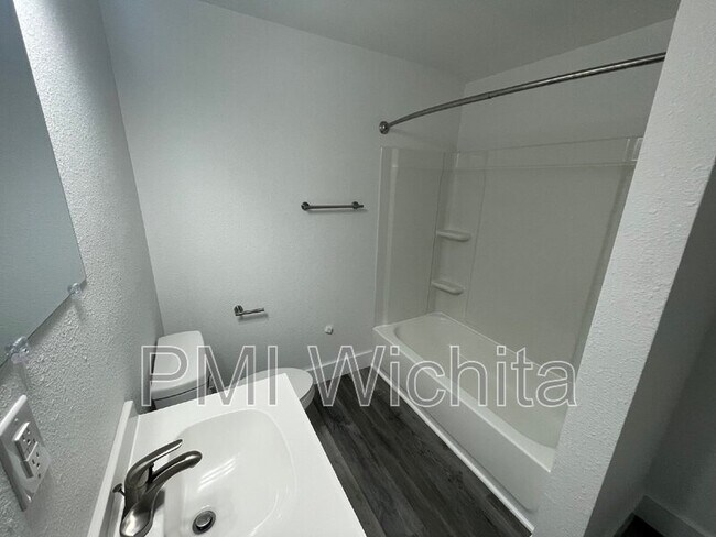 Building Photo - 206 N Ash St