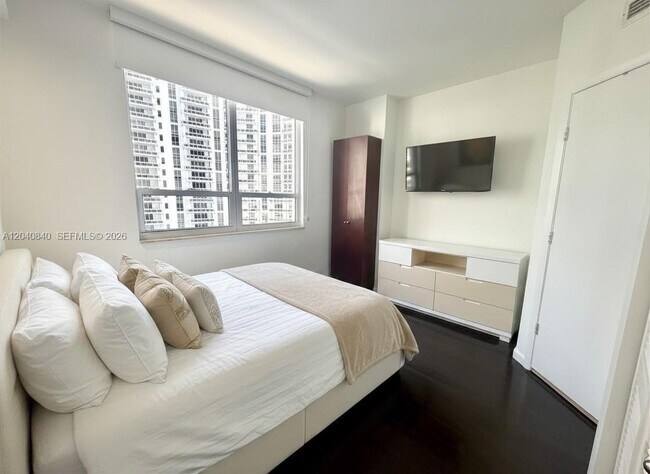 Building Photo - 801 Brickell Key Blvd