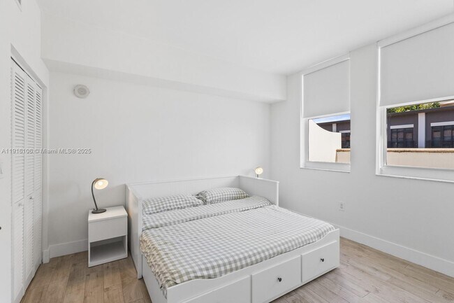 Building Photo - 4100 Salzedo St