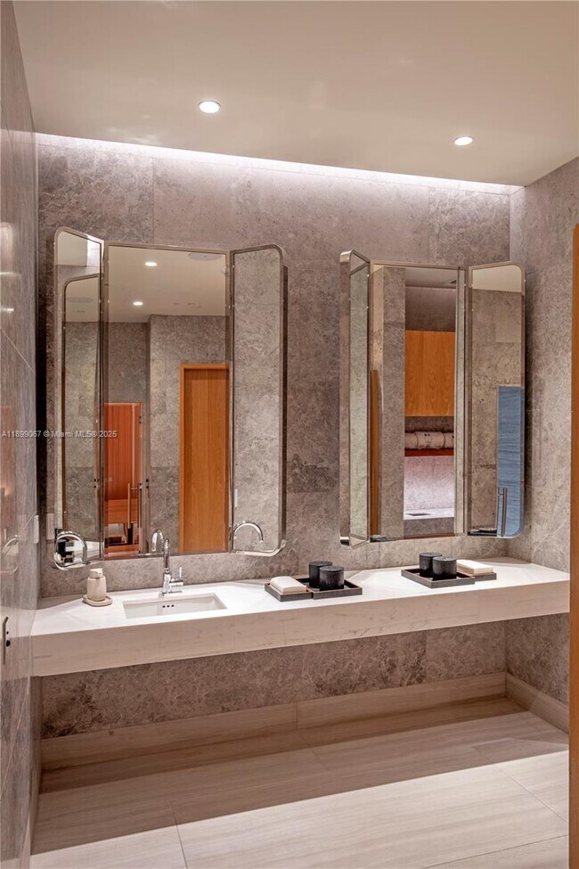 Building Photo - 2655 S Bayshore Dr