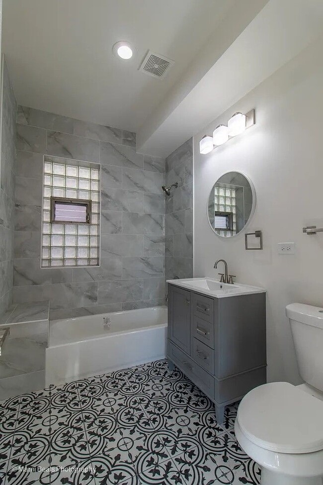 Building Photo - Newly Renovated 3 bedroom/3 bath home avai...