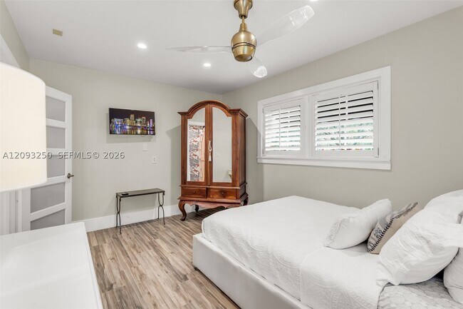 Building Photo - 700 Vilabella Ave