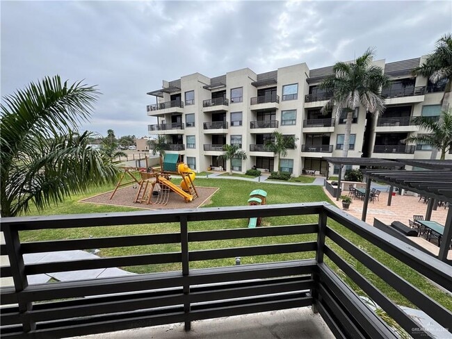 Building Photo - 17 Travis St