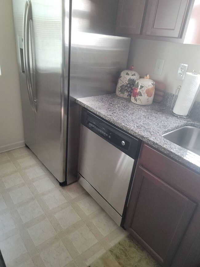 Building Photo - 3 bedroom 2.5 bath townhome in University Area