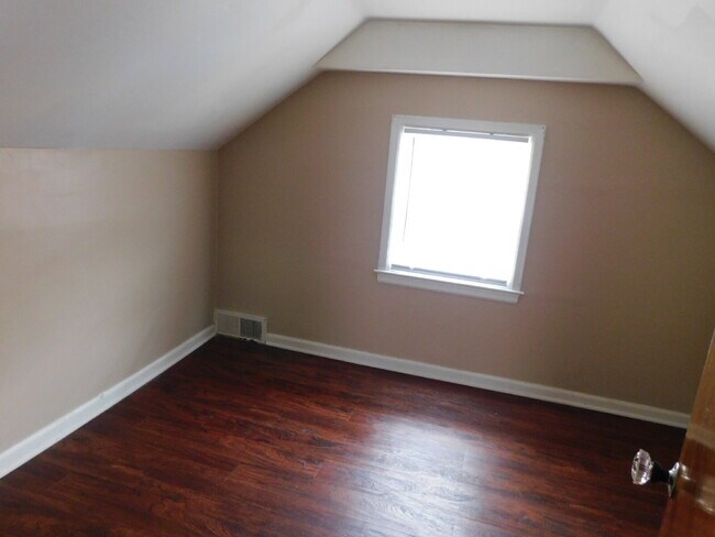 Building Photo - Smartly Located Bungalow in Great Area