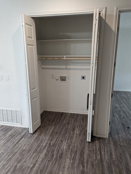 Building Photo - 802 Hallie Cv