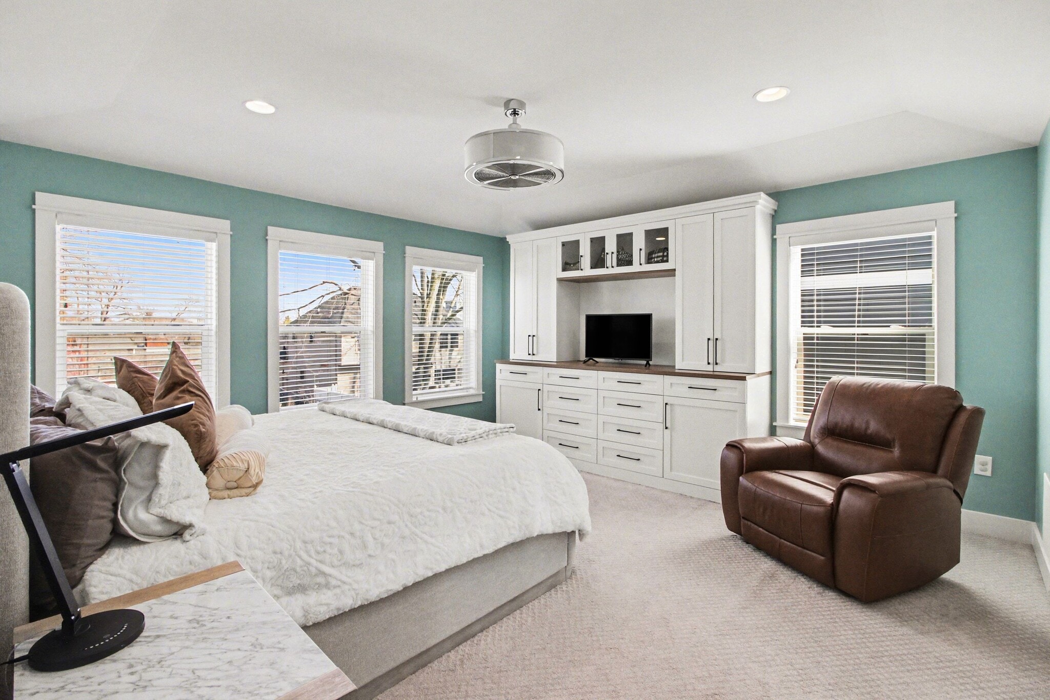 Building Photo - 3906 Hillside Dr