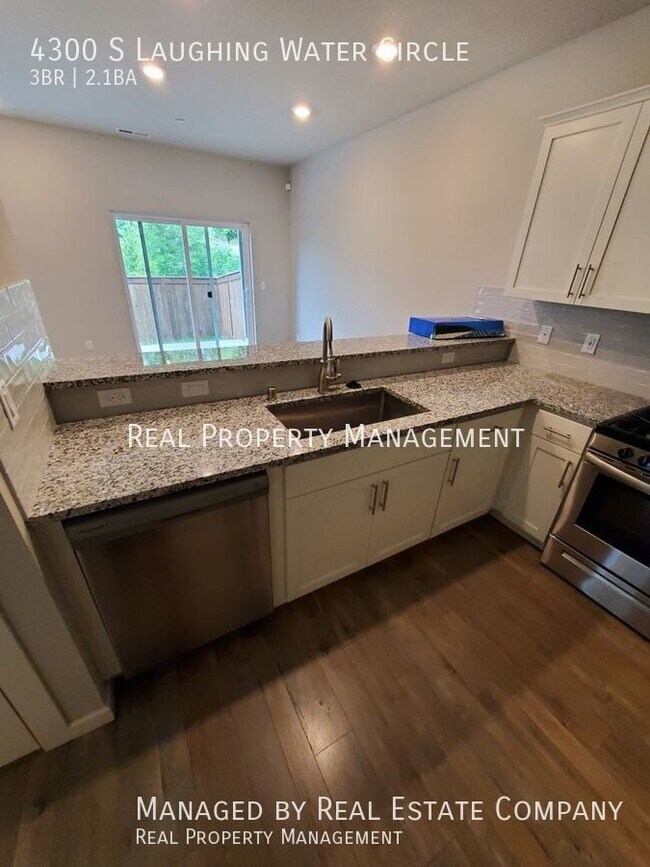 Building Photo - Modern Ridgefield Townhome with Two Car Ga...