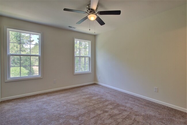 Building Photo - 2 BR/ 2.5 Bath Townhome located in The Tow...