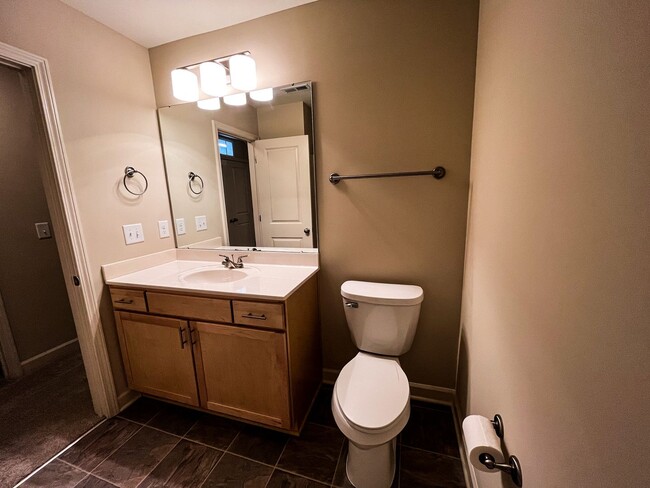 Building Photo - Cozy 3 bedroom, 2 1/2 bathroom townhome in...
