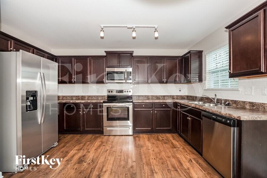 Building Photo - 1512 Summer View Ln