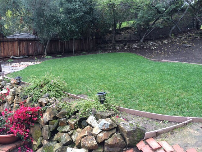 Building Photo - Charming 3 Bedroom 2 Bath Martinez Home w/...