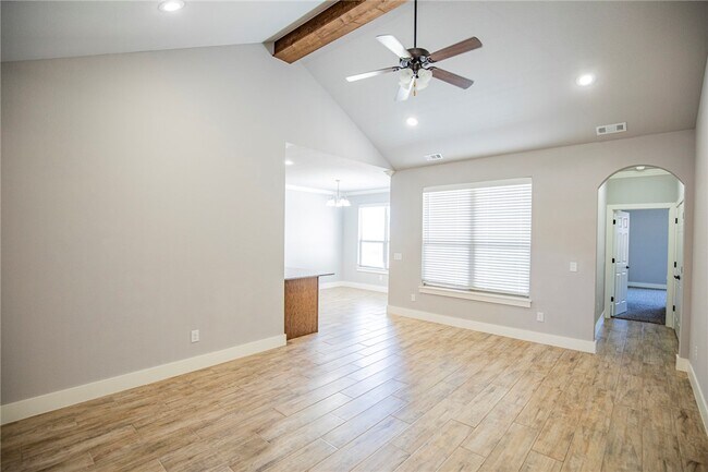 Building Photo - 303 Alder St