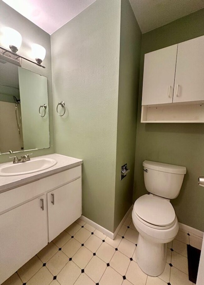 Building Photo - 4 bedroom -Split level and large deck/fenced yard!