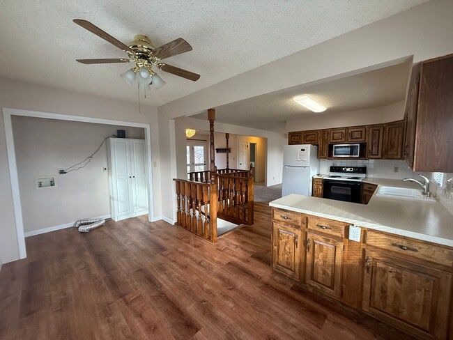 Building Photo - Large  two bedroom, two bathroom, pet friendly home!