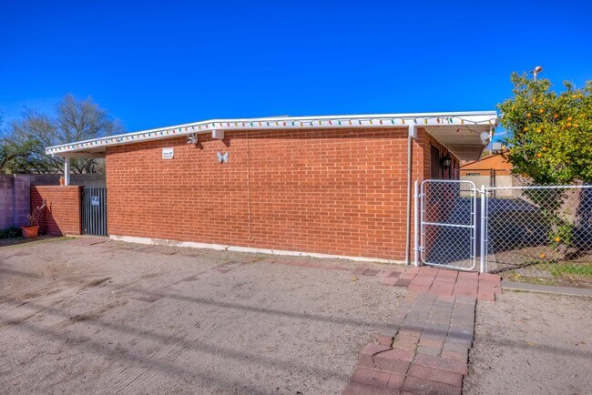 Building Photo - 415 E Jacinto St