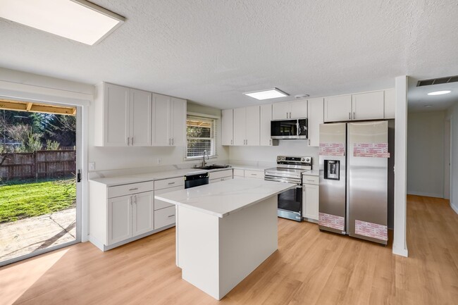 Building Photo - Beautiful 3 Bed, 1.5 Bath Rental Home in Lake Oswego!