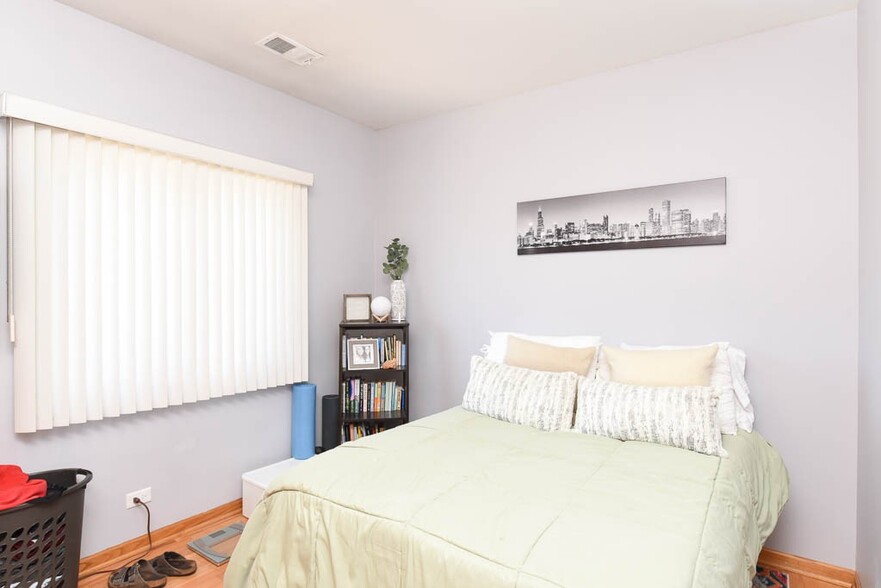Building Photo - 1220 W Belmont Ave