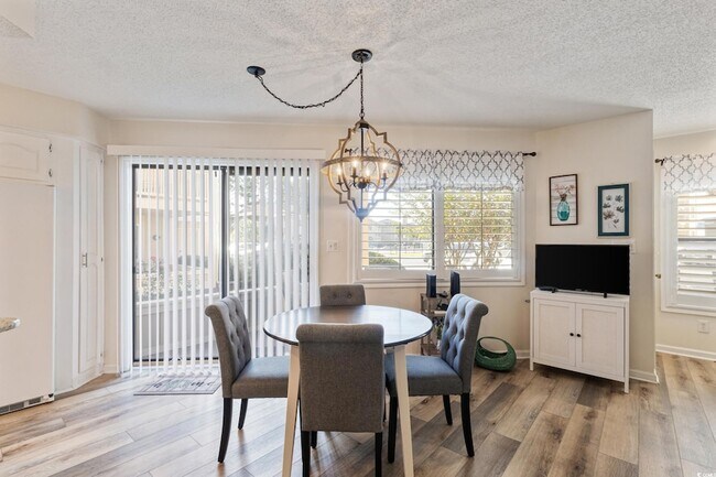 Building Photo - 4242 Pinehurst Cir