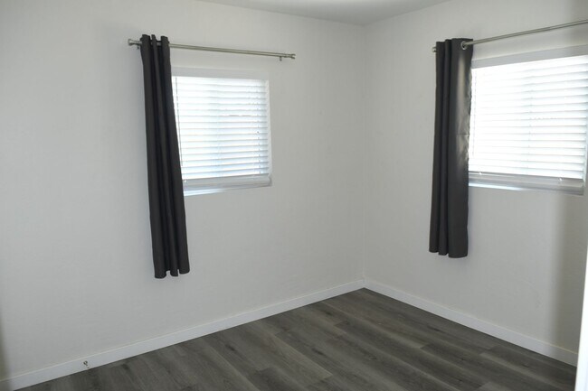 Building Photo - 1339 E Glenrosa Ave