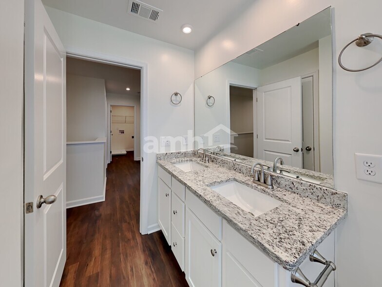 Building Photo - 941 Blue Ash Way