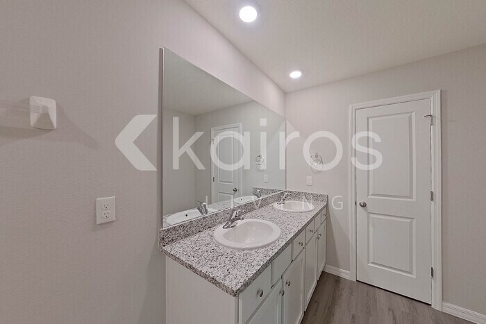Building Photo - 8670 SW 43rd Ter