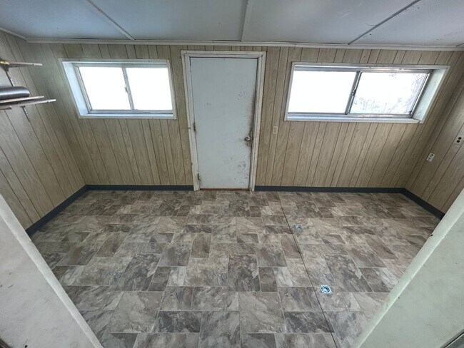 Building Photo - Charming 3 bed/1 bath country home on 5 acres with barn & small shop.