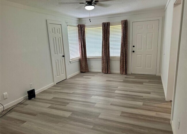 Building Photo - 530 Edgebrook Dr
