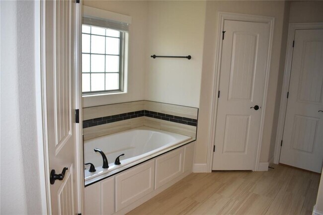 Building Photo - 1740 Sunrise Cir