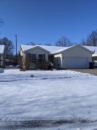 Building Photo - 3 BR, 2 BA home on the northside near shopping