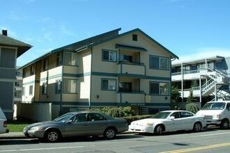 Building Photo - K & K Apartments