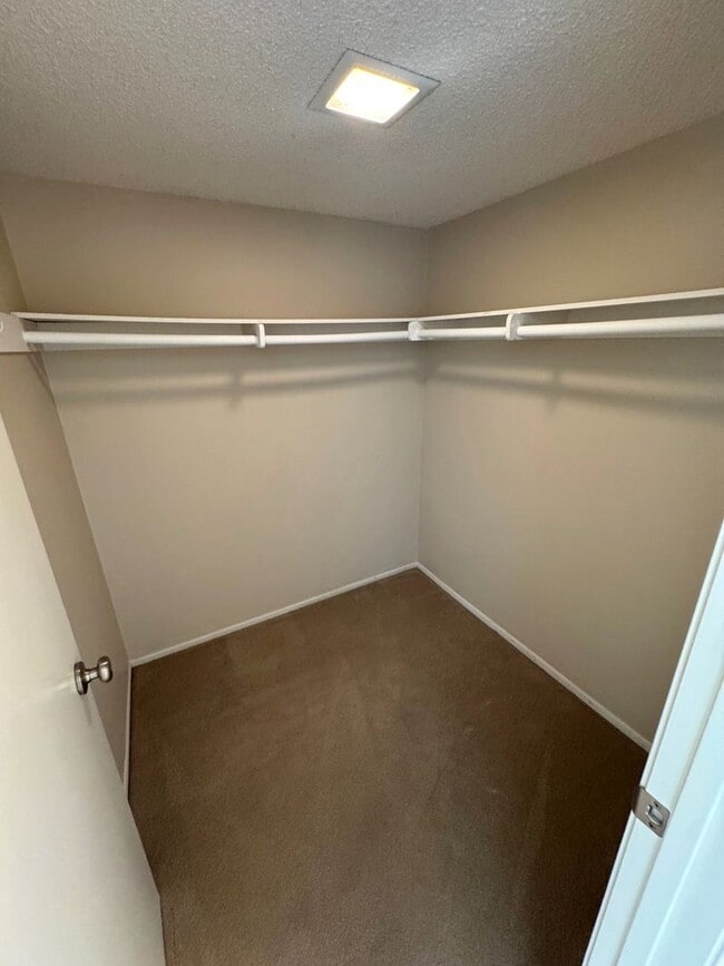 Building Photo - Townhome-Style 2BR/2.5BA + Loft | East Ventura (Beacon Court Community)