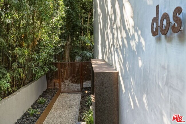 Building Photo - 1849 Fox Hills Dr