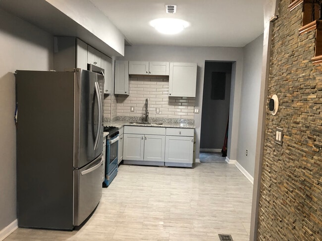 Building Photo - 405 S Vincent St