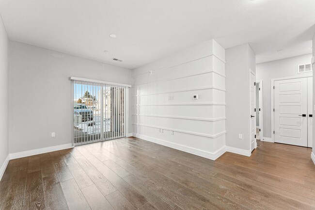 Building Photo - No Stairs! Main Level 2 Bed 2 Bath Condo n...