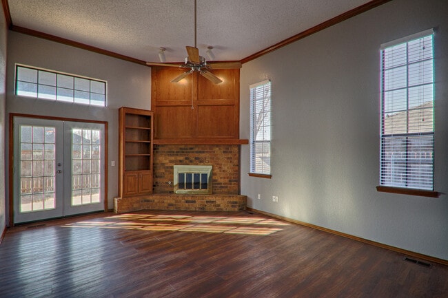 Building Photo - Beautiful house in Yukon 3 bed and 2 bath