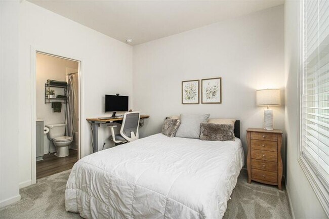 Building Photo - 2016 Bixby Byway Dr SE