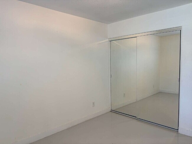 Building Photo - Coachella 4 Bedrooms Stunner