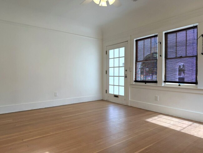 Building Photo - 838 W 19th St
