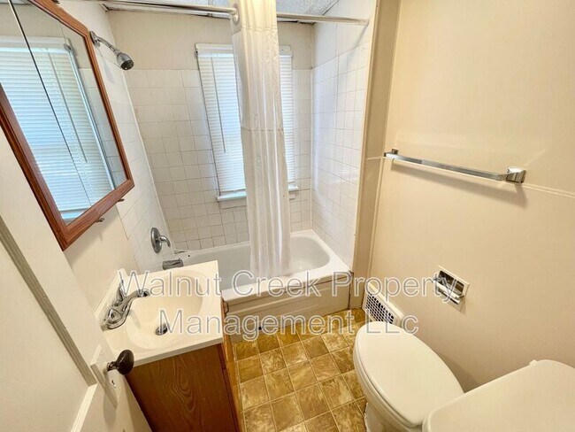 Building Photo - 136 Cleveland St