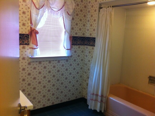 Building Photo - Beautiful Lakeside home in Windsor Vermont - Will go fast