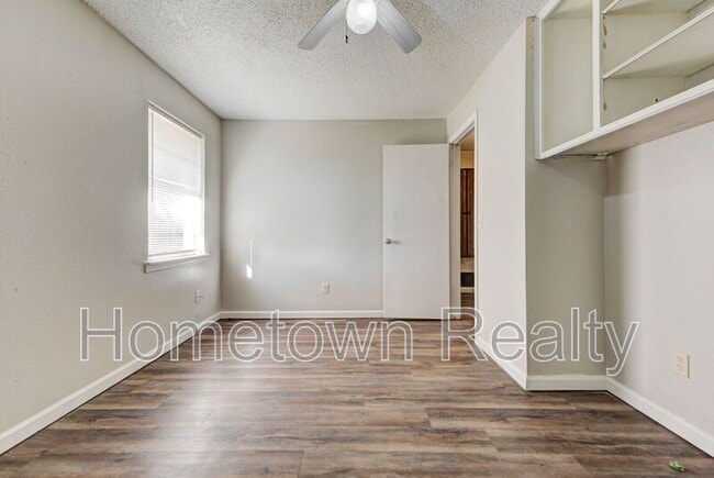 Building Photo - 208 W Shadywood Dr