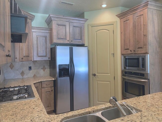 Building Photo - This Gorgeous Home is in the Tonaquint Ter...