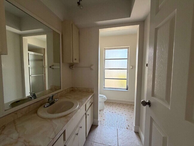 Building Photo - Charming 2-Bedroom, 2-Bath Duplex in a Quiet Englewood Cul-de-Sac