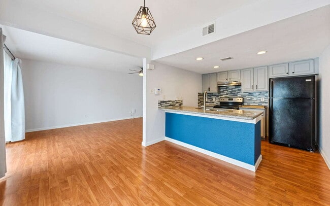Building Photo - Clean & Bright Gated 1BR Near Downtown Austin