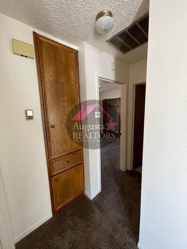 Building Photo - Southside Duplex with Covered Parking-Great location