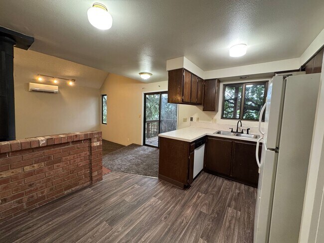 Building Photo - 2 Bedroom in Great S. Eugene Location