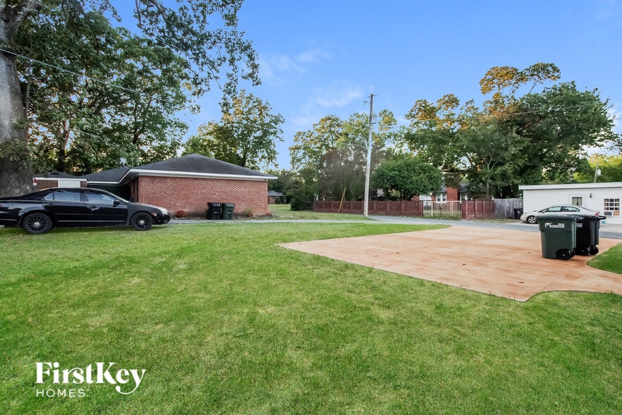 Building Photo - 300 S Crawford St